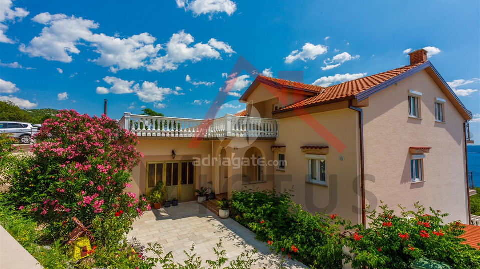 CRIKVENICA - Haus mit drei Wohnungen, Schwimmbad und Garage